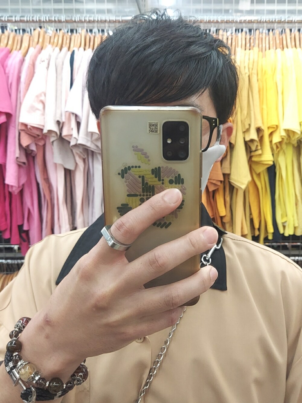 ブラック系のパンツ、ベージュ系のシャツ/ブラウス、ブラック系のショルダーバッグを着用したメンズの夏コーディネートの4枚目の写真