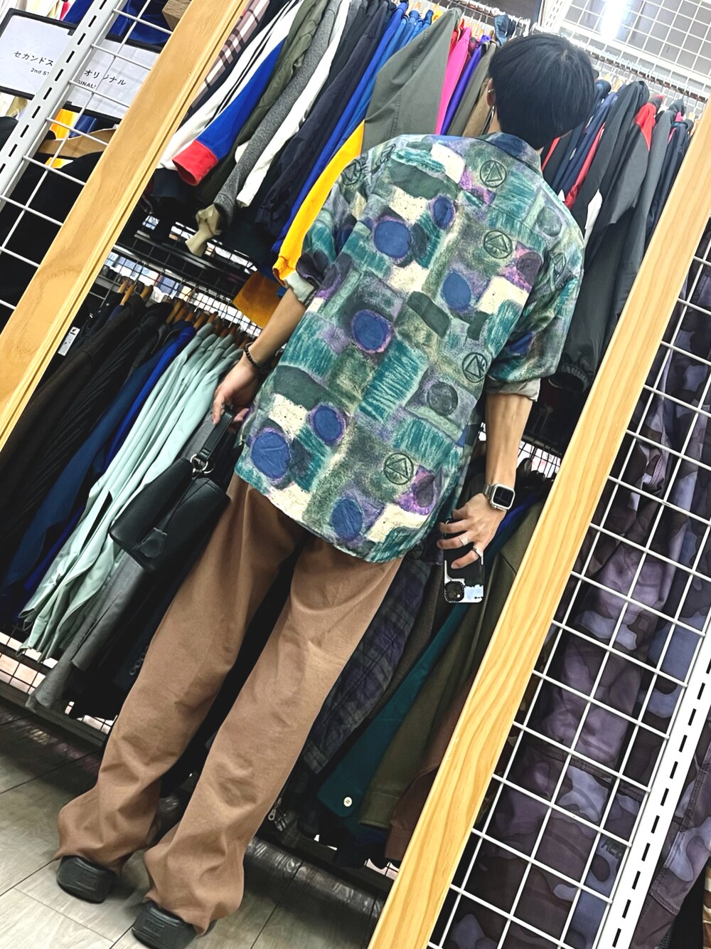 ブラック系のサンダル、ブラウン系のパンツ、その他のシャツ/ブラウスを着用したメンズの秋コーディネートの2枚目の写真