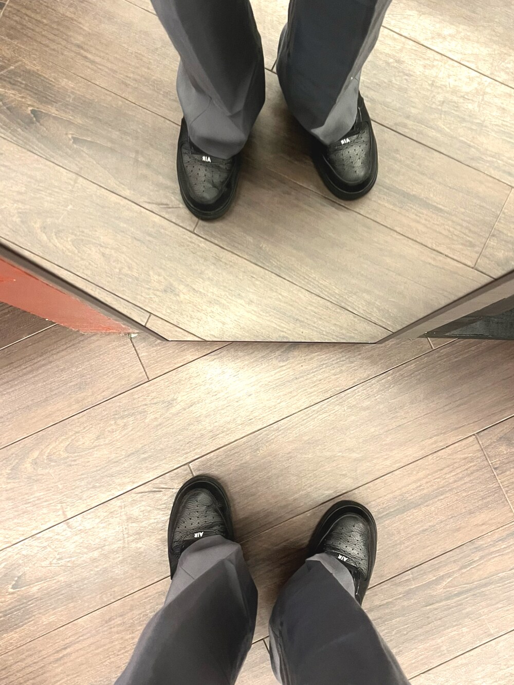 グレー系のパンツ、ブラック系のスニーカー、グリーン系のニット/セーターを着用したメンズの冬コーディネートの5枚目の写真