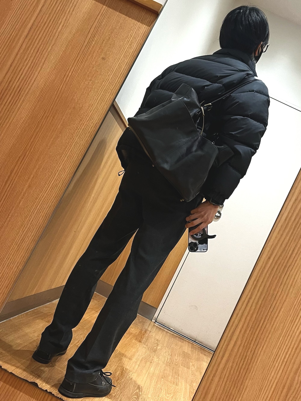 「冬を彩る色いろコーデ、モノトーン、ハイネックニット、スラックス、ローファー、ビジネススタイル、ビジネスカジュアル、ビジネスバッグ、ダウンジャケット、ビジカジ、ビジネスシューズ、ラフ、タックイン、着回しコーデ、冬コーデ」｜「THE SHOP TK のアイテム（パンツ、ブラック系）」を使った、xi(相互)さん（メンズ・171cm）の冬コーディネートの2枚目の写真