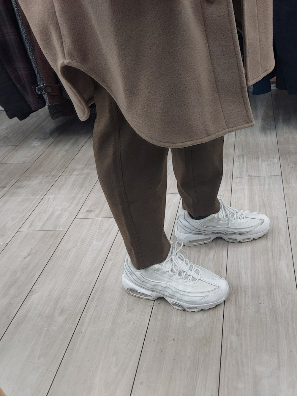 「大人カジュアル、きれいめカジュアル、ロングコート、スニーカー、NIKE、ビックシルエット、オーバーサイズ、タートルネック、私の推しブランド、プチプラ、あったかコーデ、冬コーデ、レイヤードスタイル、休日スタイル、メンズコーデ」｜「NIKEのNIKE/ナイキ WEB限定 NIKE AIRMAX95ES-2/ナイキ エアマックス95エッセンシャル（スニーカー、ホワイト系）」を使った、xi(相互)さん（メンズ・171cm）の冬コーディネートの5枚目の写真