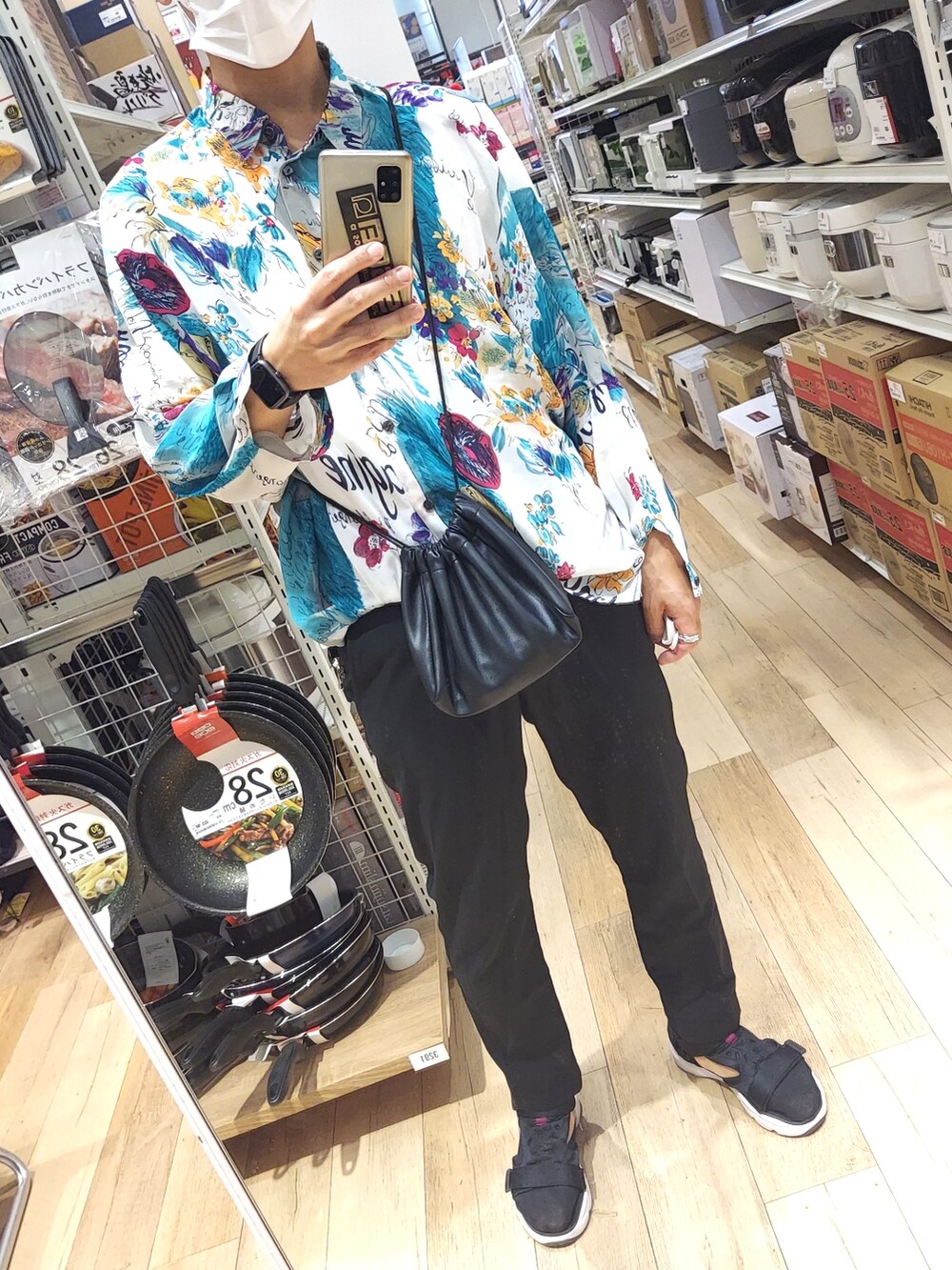 ブラック系のスラックス、ブラック系のサンダル、ブラック系のバッグを着用したメンズの夏コーディネートの5枚目の写真