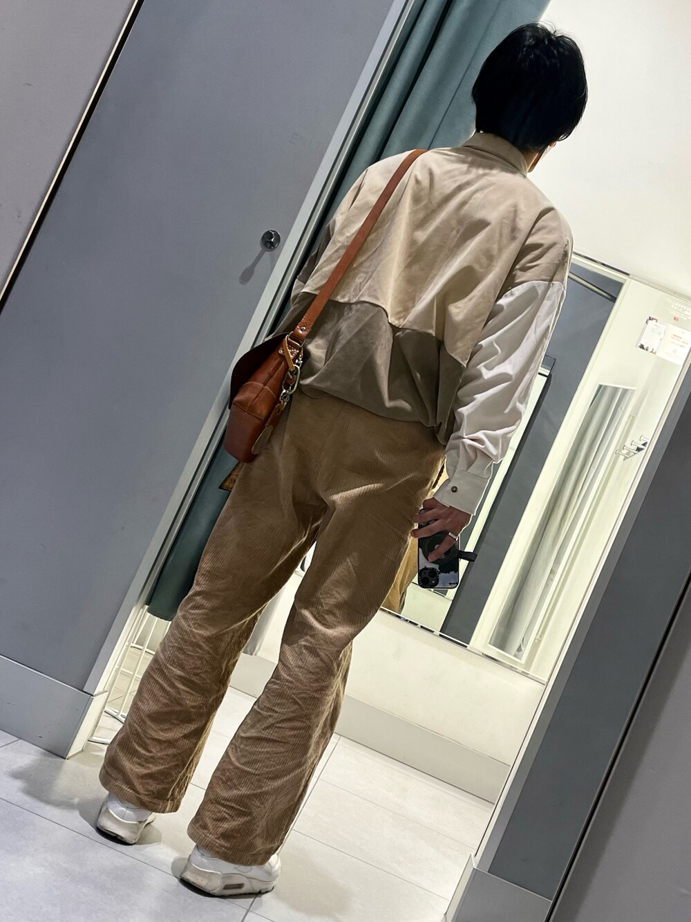 ブラウン系のパンツ、ホワイト系のスニーカー、ベージュ系のシャツ/ブラウスを着用したメンズの冬コーディネートの2枚目の写真