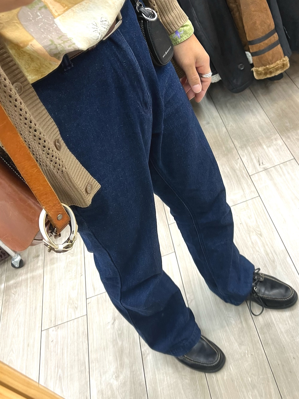 ブルー系のデニムパンツ、ブラック系のローファー、ブラウン系のカーディガン/ボレロを着用したメンズの秋コーディネートの3枚目の写真