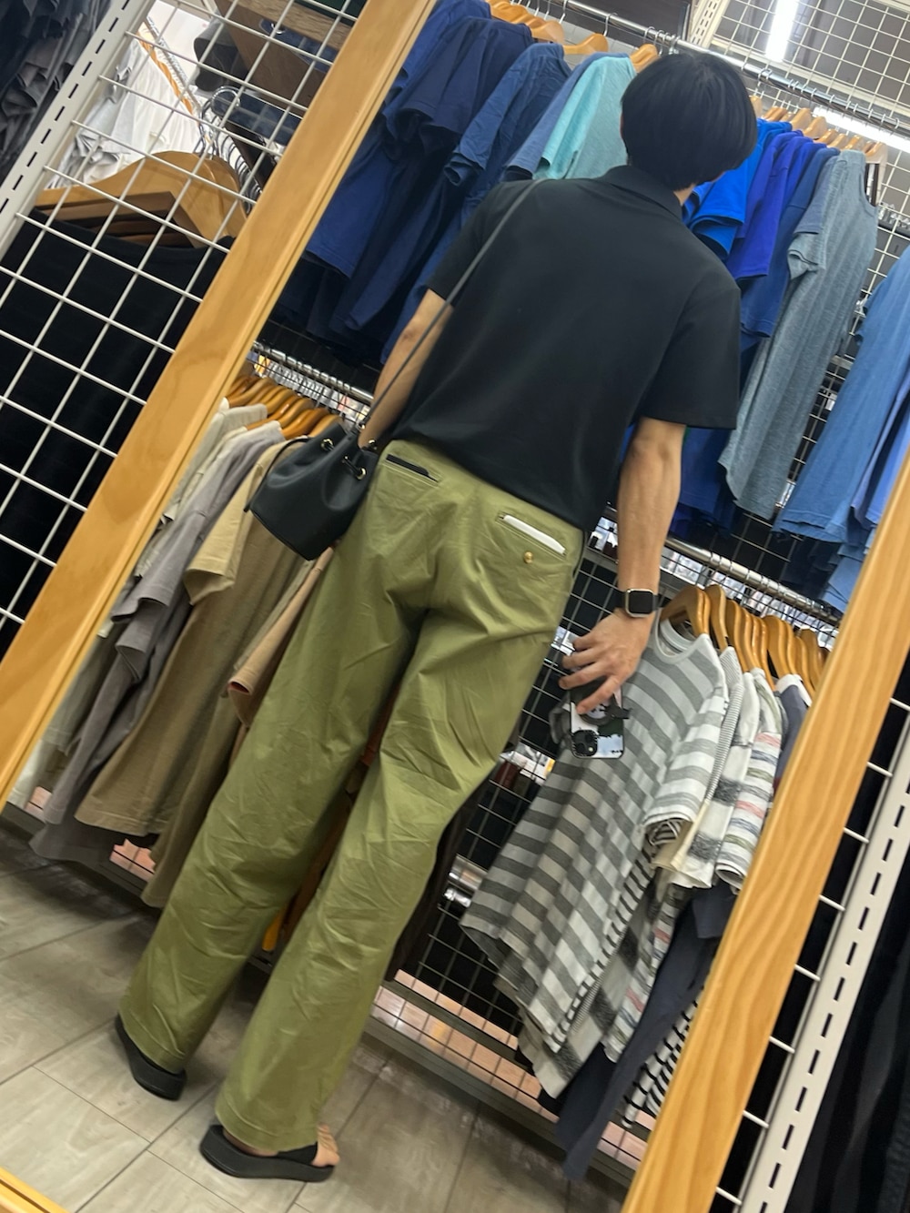 「きれいめカジュアル、休日スタイル、夏コーデ、シンプルスタイル、ラフコーデ、ポロシャツ、巾着バッグ、ワイドパンツ、サンダル、タックイン、ショルダーバッグ、お出かけコーデ、メンズファッション、メガネ男子、プチプラコーデ」｜「coenのアイテム（パンツ、グリーン系）」を使った、xi(相互)さん（メンズ・171cm）の夏コーディネートの2枚目の写真