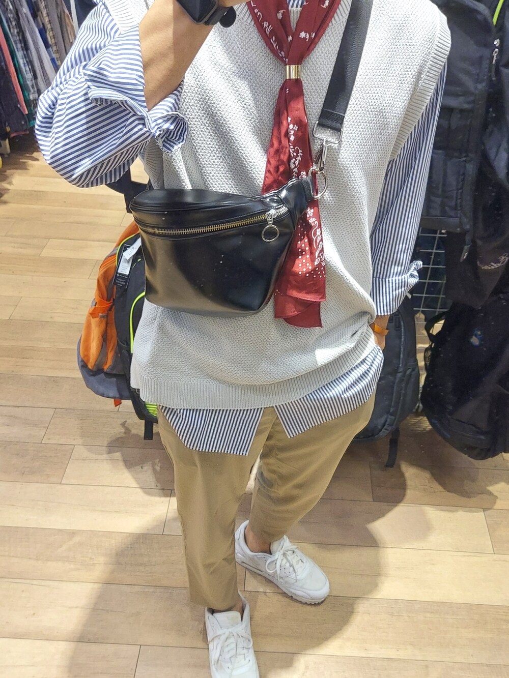 ホワイト系のスニーカー、ベージュ系のスラックス、その他のシャツ/ブラウスを着用したメンズの春コーディネートの2枚目の写真