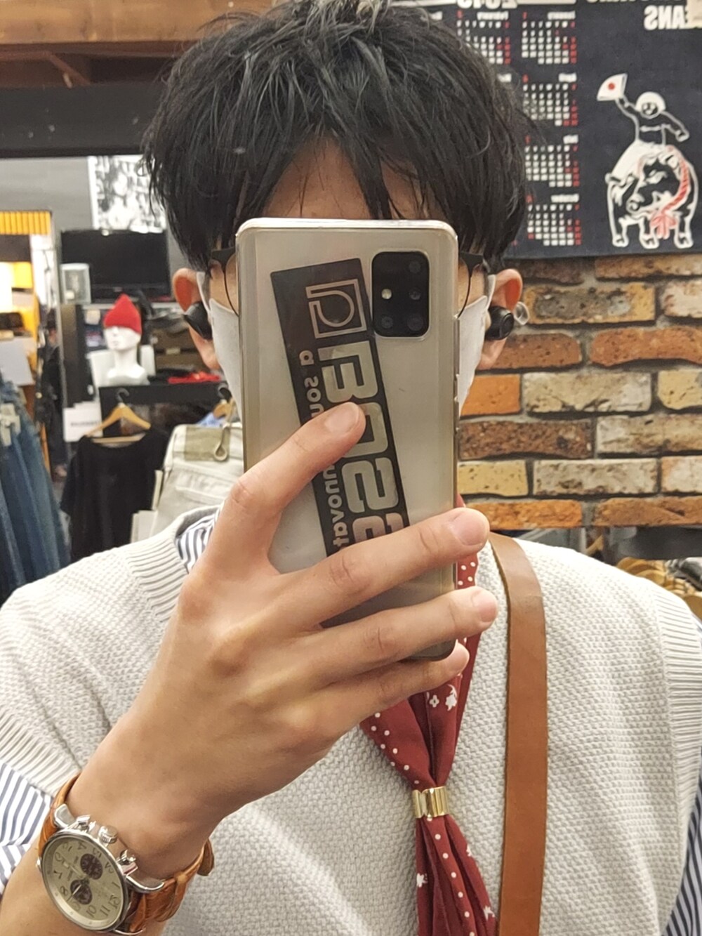 ブラウン系のボディバッグ/ウエストポーチ、その他のシャツ/ブラウス、グレー系のベストを着用したメンズの春コーディネートの4枚目の写真