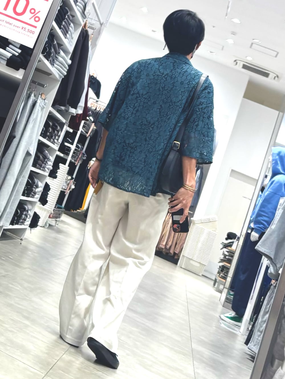 ブラック系のTシャツ/カットソー、ホワイト系のスラックス、ブラック系のスニーカーを着用したメンズの秋コーディネートの2枚目の写真