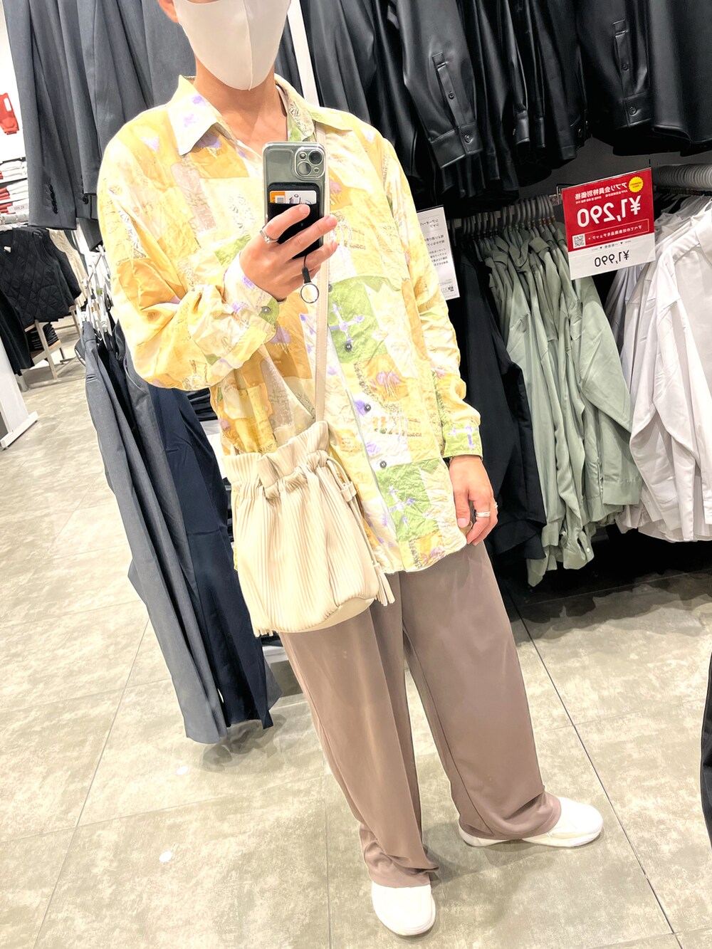 ホワイト系のスニーカー、ブラウン系のパンツ、ホワイト系のボディバッグ/ウエストポーチを着用したメンズの秋コーディネートの5枚目の写真