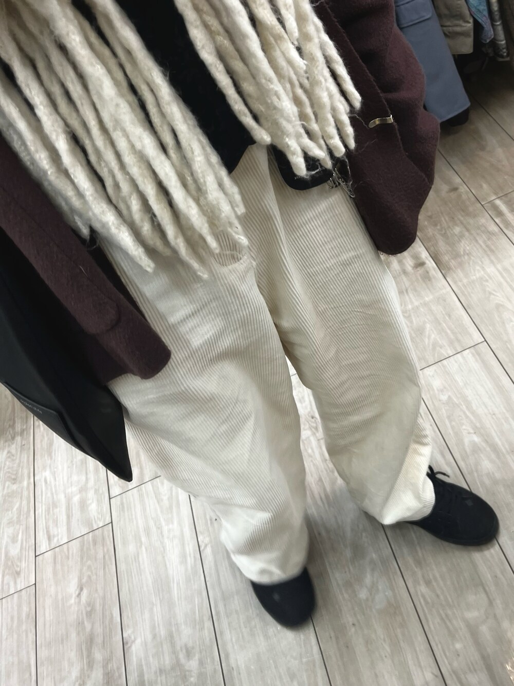 ブラック系のスニーカー、ホワイト系のパンツ、ブラック系のシャツ/ブラウスを着用したメンズの冬コーディネートの3枚目の写真