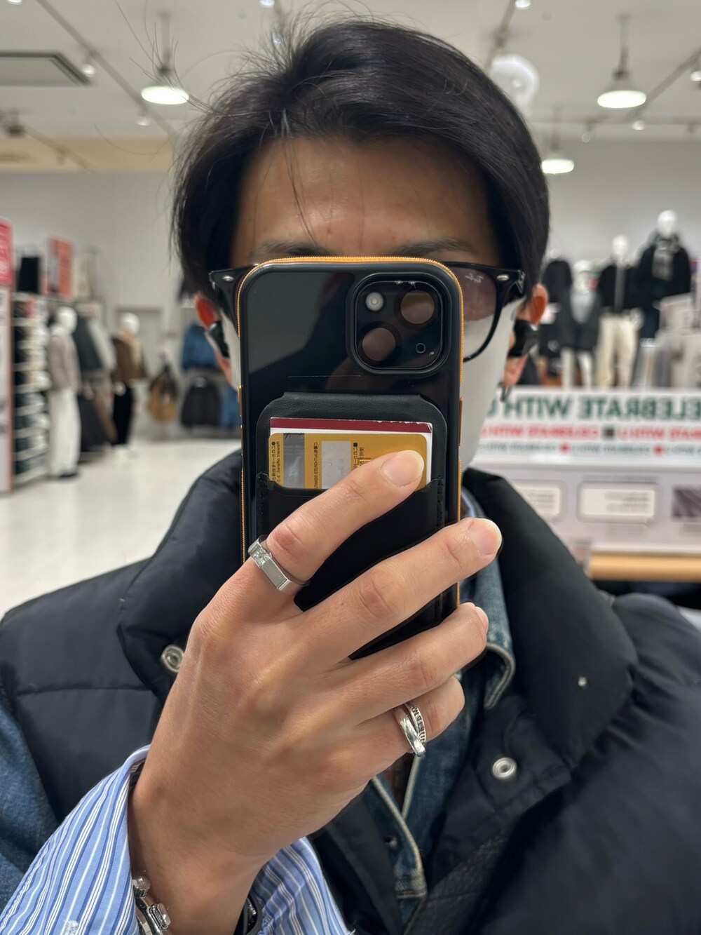 ブラック系のドレスシューズ、ブルー系のシャツ/ブラウス、ブルー系のデニムジャケットを着用したメンズの冬コーディネートの4枚目の写真