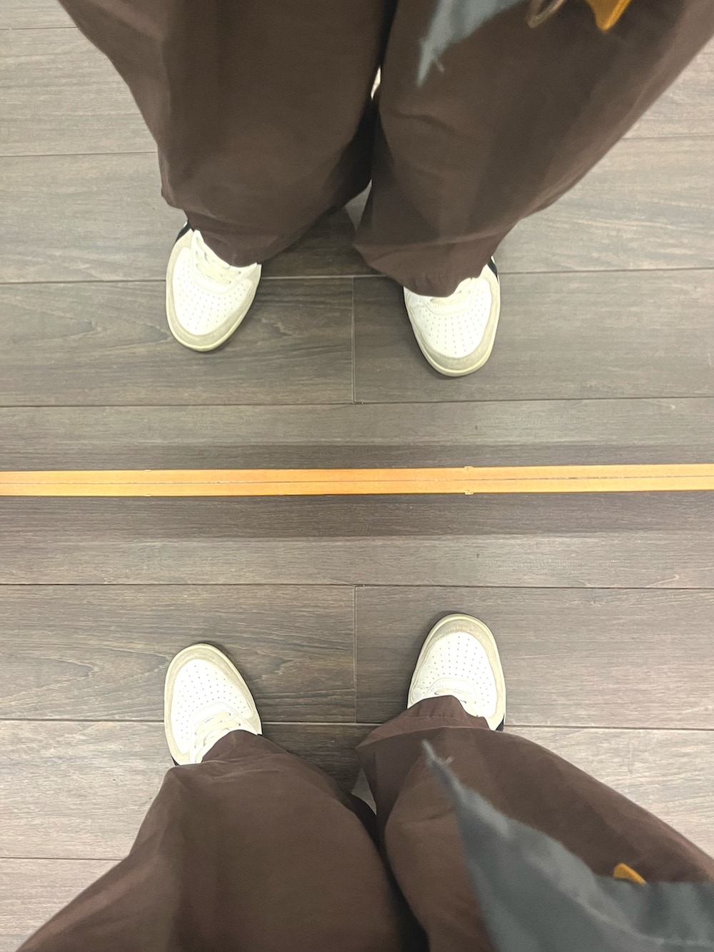 グレー系のテーラードジャケット、パープル系のパンツ、ホワイト系のスニーカーを着用したメンズの春コーディネートの5枚目の写真