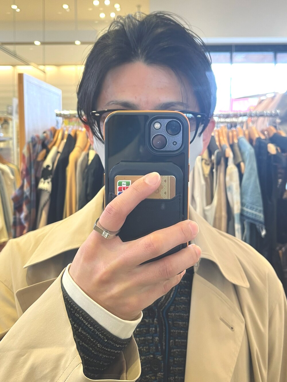 その他のニット/セーター、グレー系のスラックス、ホワイト系のスニーカーを着用したメンズの春コーディネートの4枚目の写真