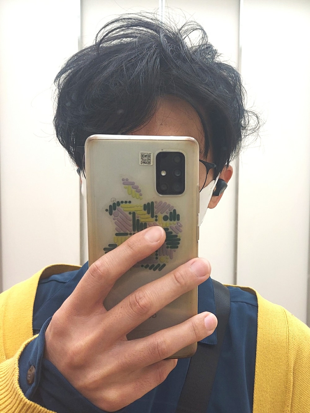 ブラック系のスニーカー、ホワイト系のスラックス、ブルー系のシャツ/ブラウスを着用したメンズの秋コーディネートの4枚目の写真