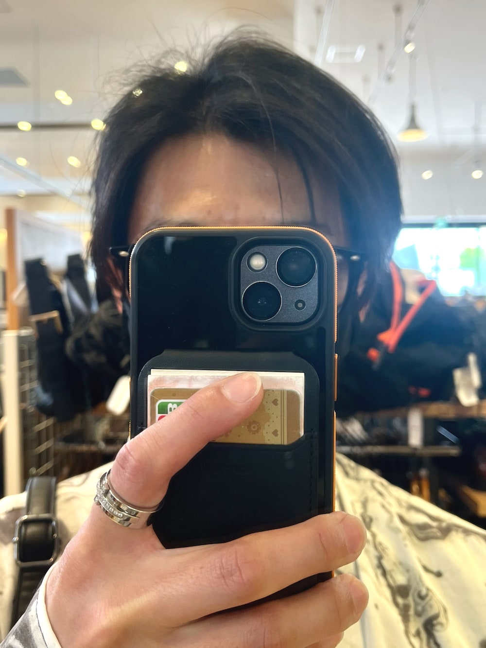 ブルー系のデニムパンツ、ブラック系のドレスシューズ、その他のシャツ/ブラウスを着用したメンズの春コーディネートの4枚目の写真