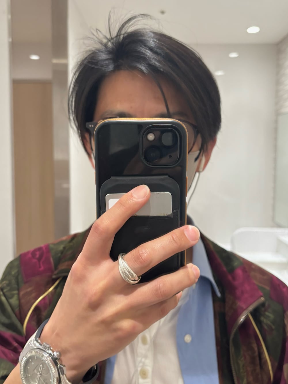 ブラウン系のショルダーバッグ、ブルー系のシャツ/ブラウス、ホワイト系のTシャツ/カットソーを着用したメンズの春コーディネートの4枚目の写真