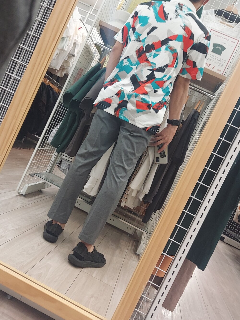 グレー系のパンツ、ブラック系のサンダル、その他のトップスを着用したメンズの夏コーディネートの2枚目の写真