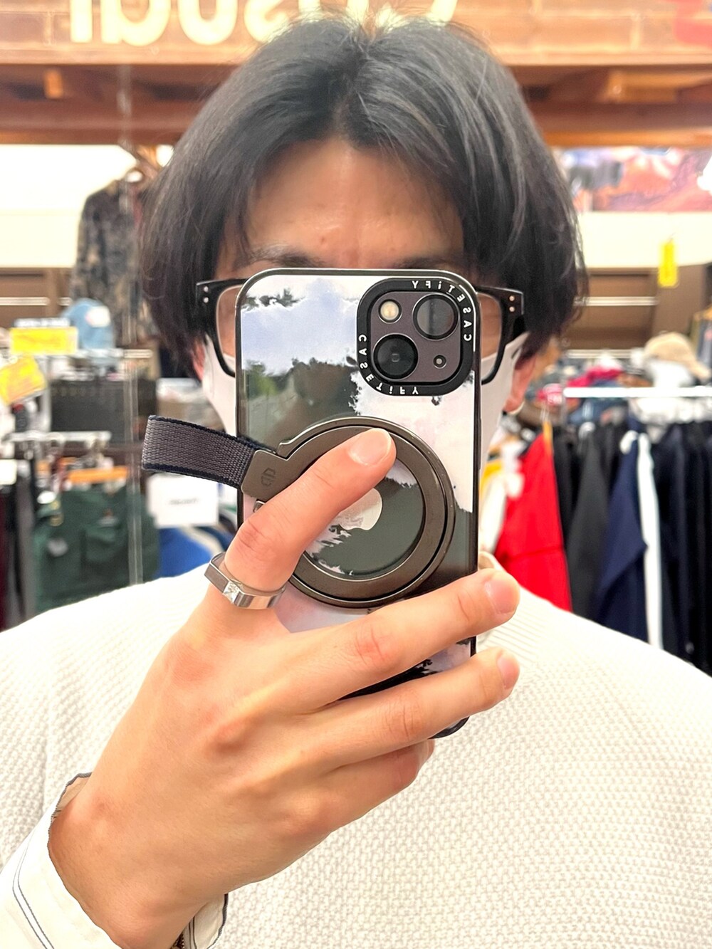 ブルー系のスラックス、ブラック系のローファー、ブラック系のショルダーバッグを着用したメンズの春コーディネートの4枚目の写真