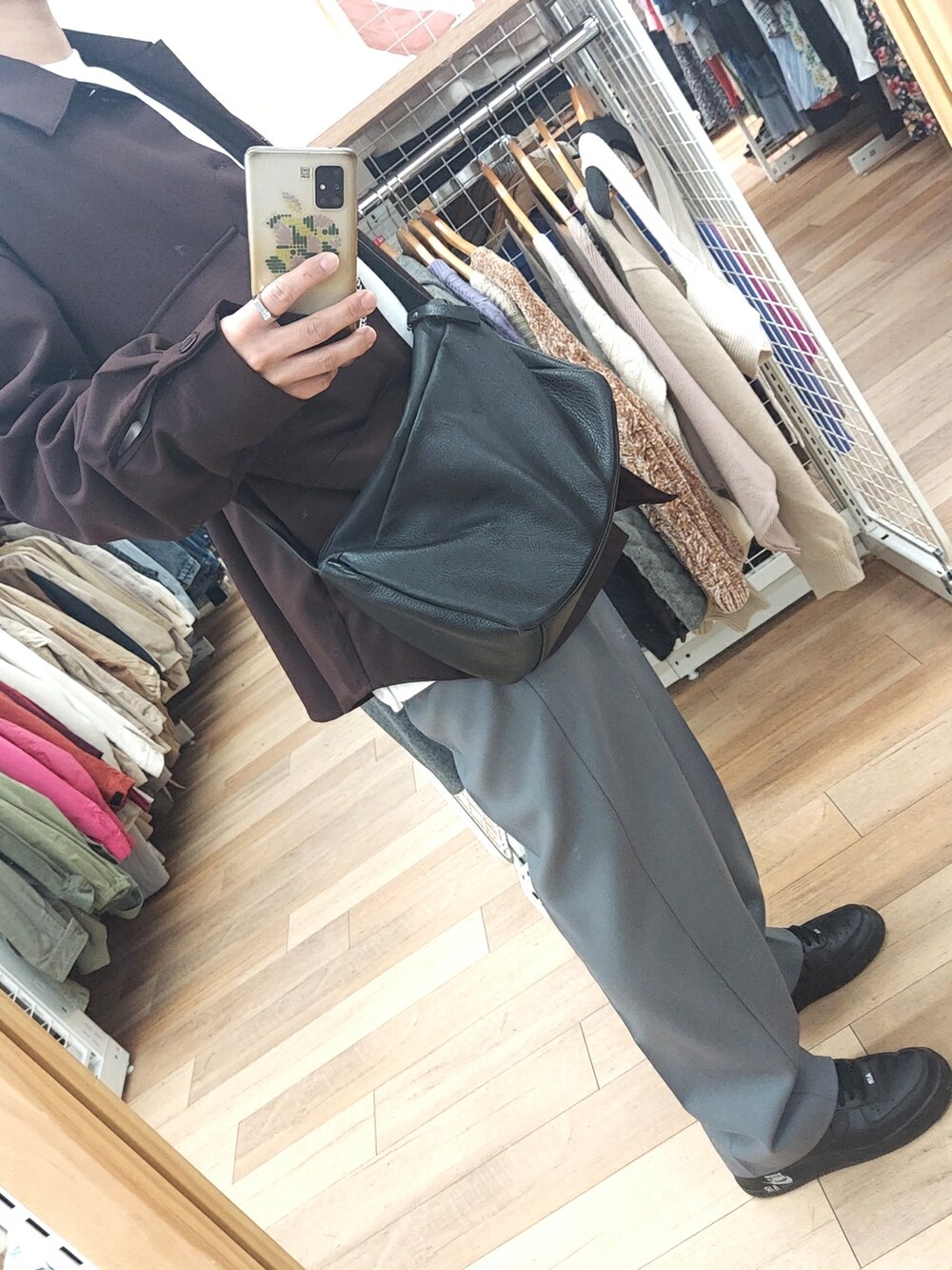 ブルー系のパンツ、ブラック系のスニーカー、パープル系のジャケット/アウターを着用したメンズの冬コーディネートの5枚目の写真