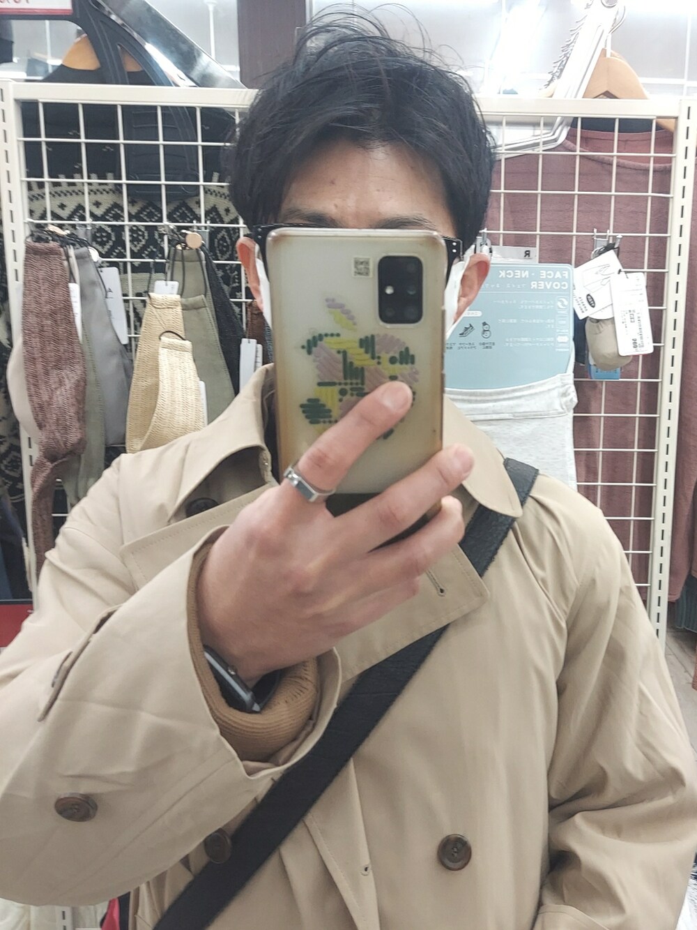 グリーン系のシャツ/ブラウス、ブラウン系のパンツ、ホワイト系のスニーカーを着用したメンズの冬コーディネートの4枚目の写真