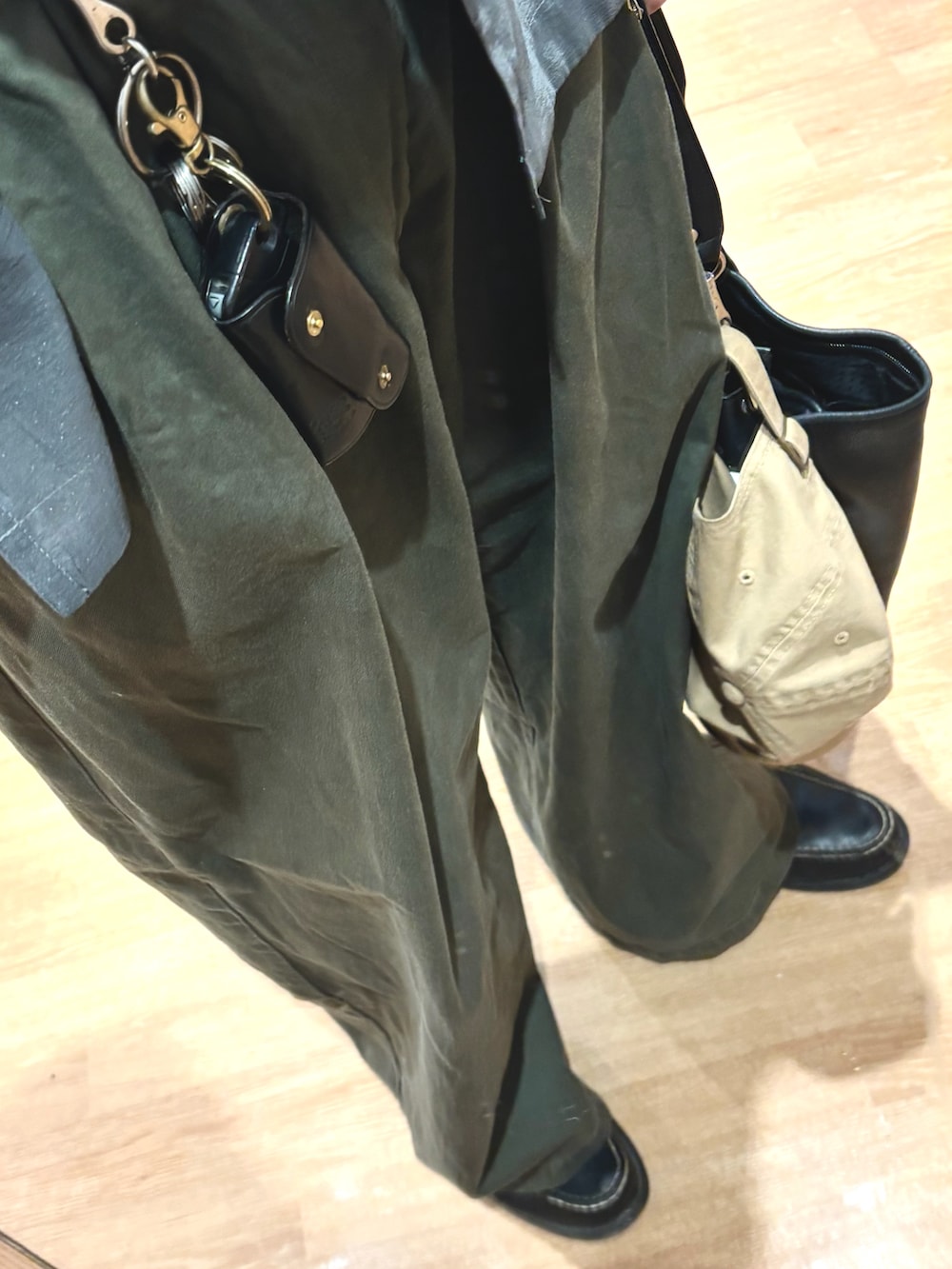 ブラック系のTシャツ/カットソー、グレー系のテーラードジャケット、グリーン系のパンツを着用したメンズの秋コーディネートの3枚目の写真