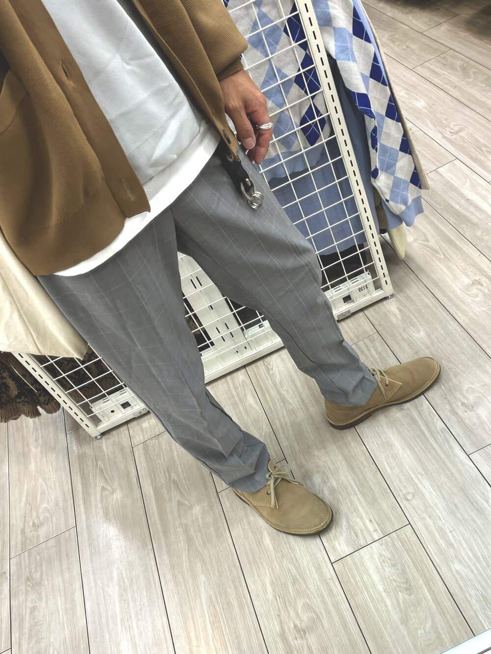 グレー系のスラックス、ベージュ系のシューズ、ベージュ系のバッグを着用したメンズの秋コーディネートの3枚目の写真