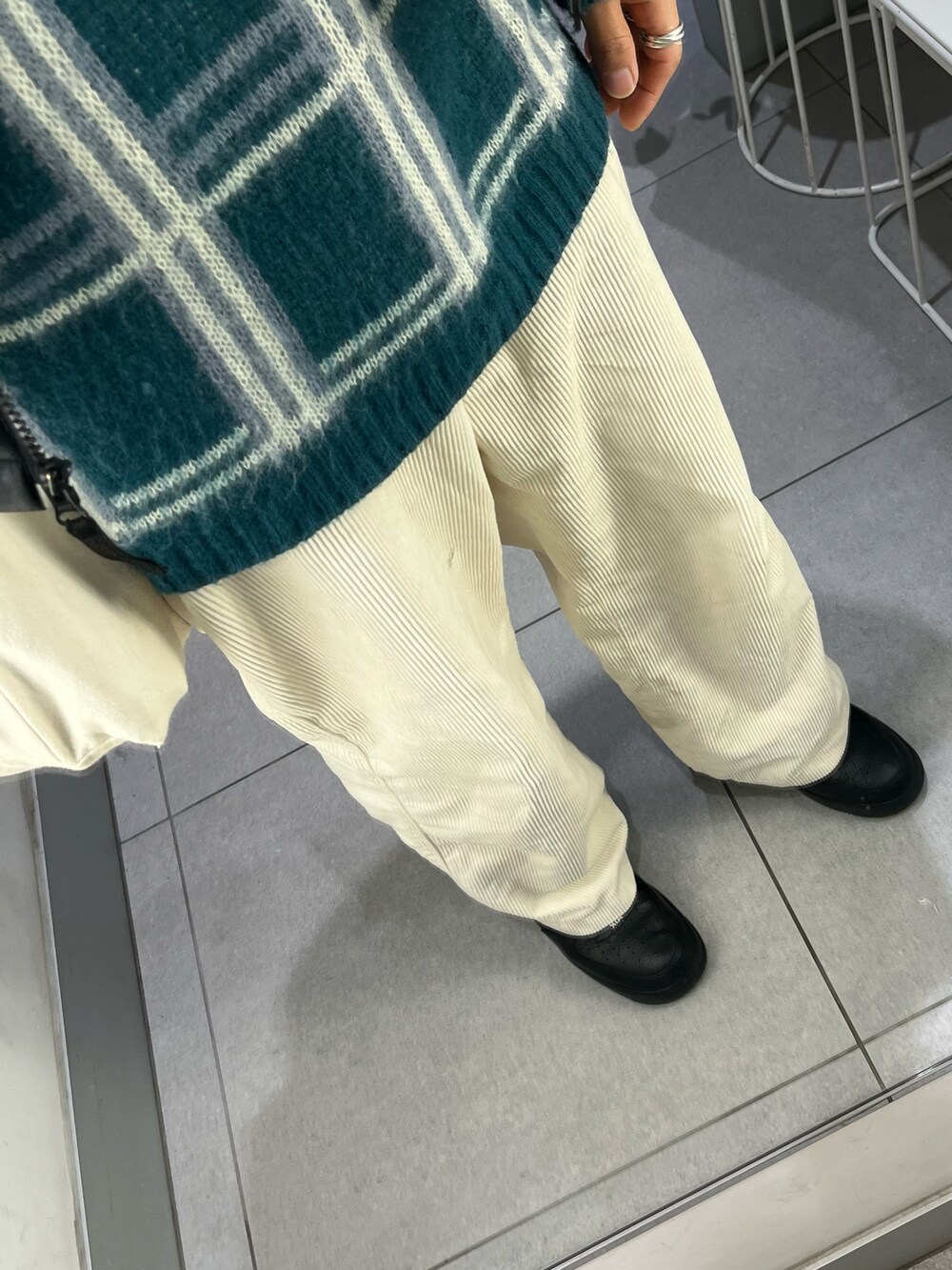 「新星WEARISTAにエントリー、ニツト、グリーンニット、グリーンチェックニット、コーデュロイパンツ、休日スタイル、冬コーデ、ダウン、ダウンジャケット、ゆるコーデ、ざっくりニット、ショルダーバッグ、レイヤードスタイル、キレイめコーデ、韓国ファッション」｜「WEGOのアイテム（ニット/セーター、グリーン系）」を使った、xi(相互)さん（メンズ・171cm）の冬コーディネートの3枚目の写真