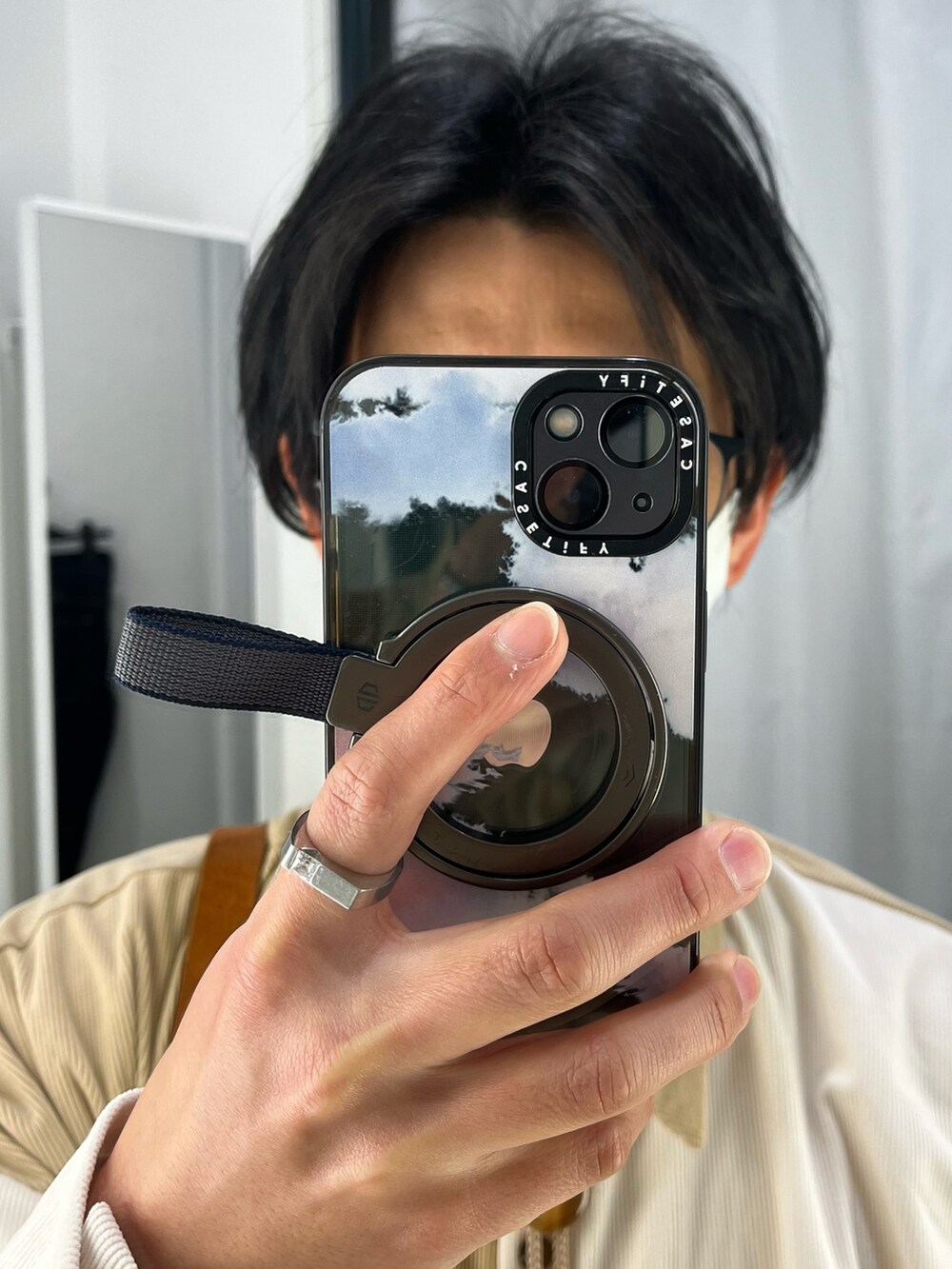 ブラウン系のパンツ、ホワイト系のスニーカー、ベージュ系のシャツ/ブラウスを着用したメンズの冬コーディネートの4枚目の写真