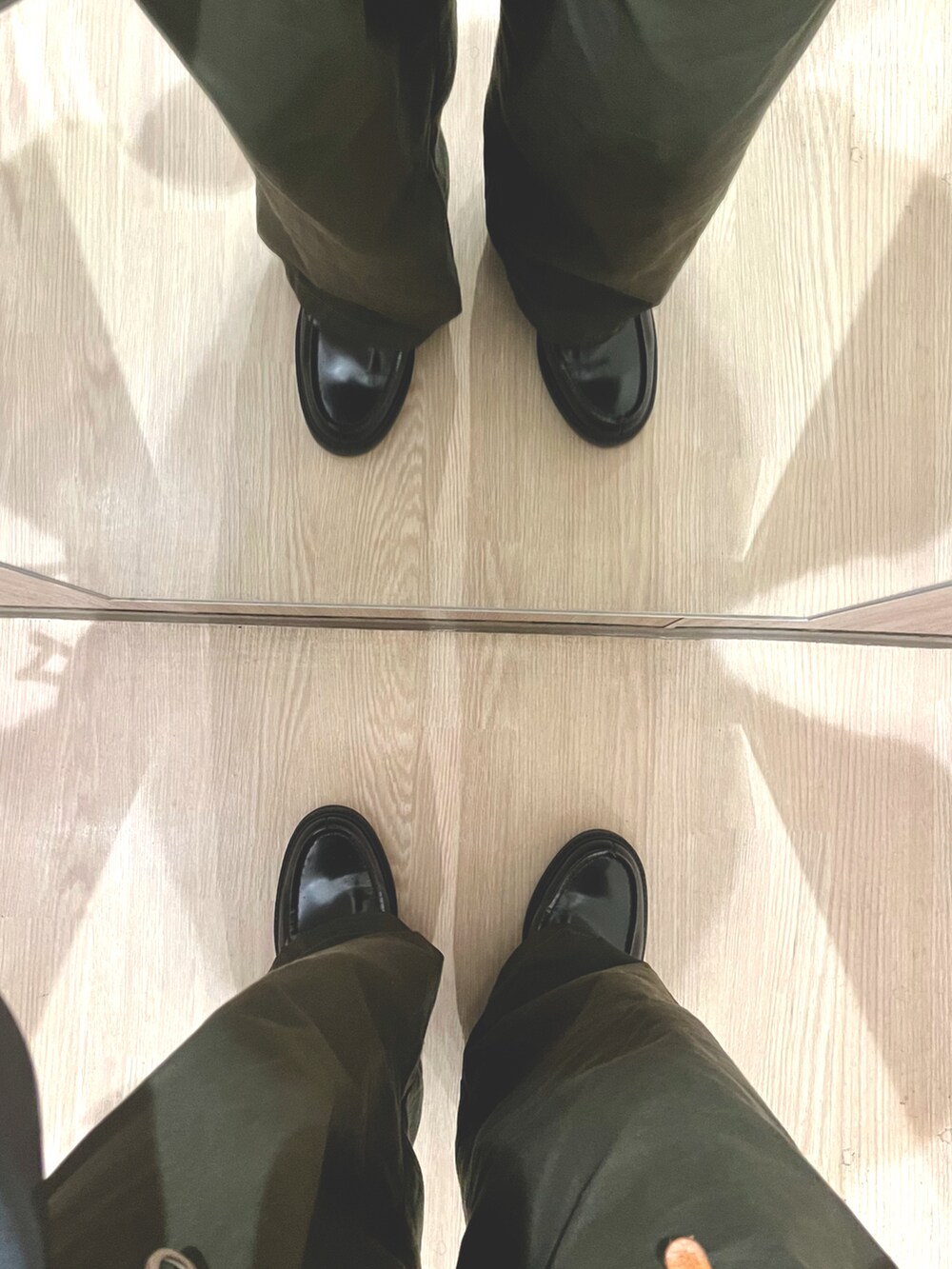 グリーン系のパンツ、ブラック系のローファー、その他のカーディガン/ボレロを着用したメンズの冬コーディネートの5枚目の写真