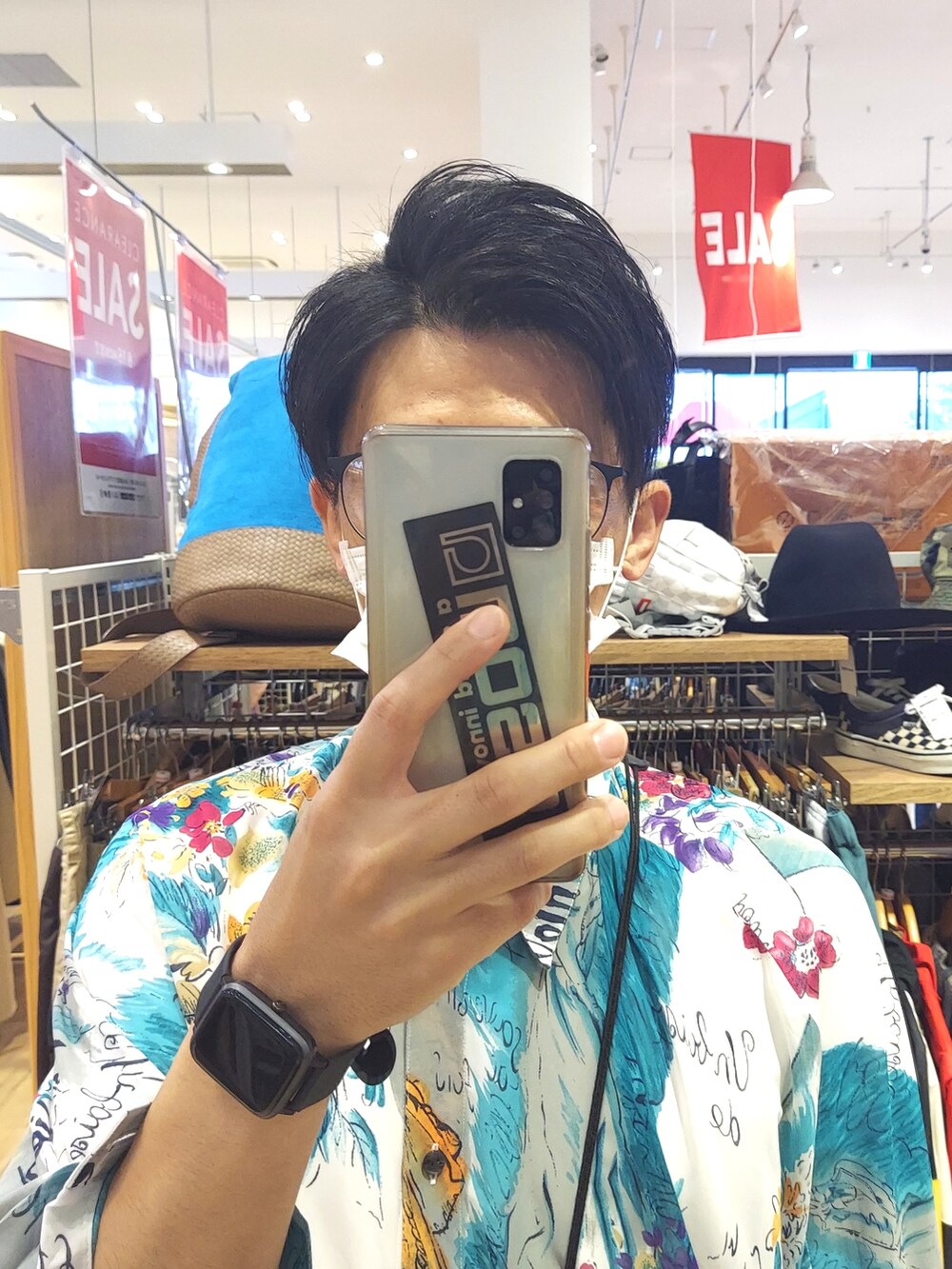 ブラック系のスラックス、ブラック系のサンダル、ブラック系のバッグを着用したメンズの夏コーディネートの4枚目の写真