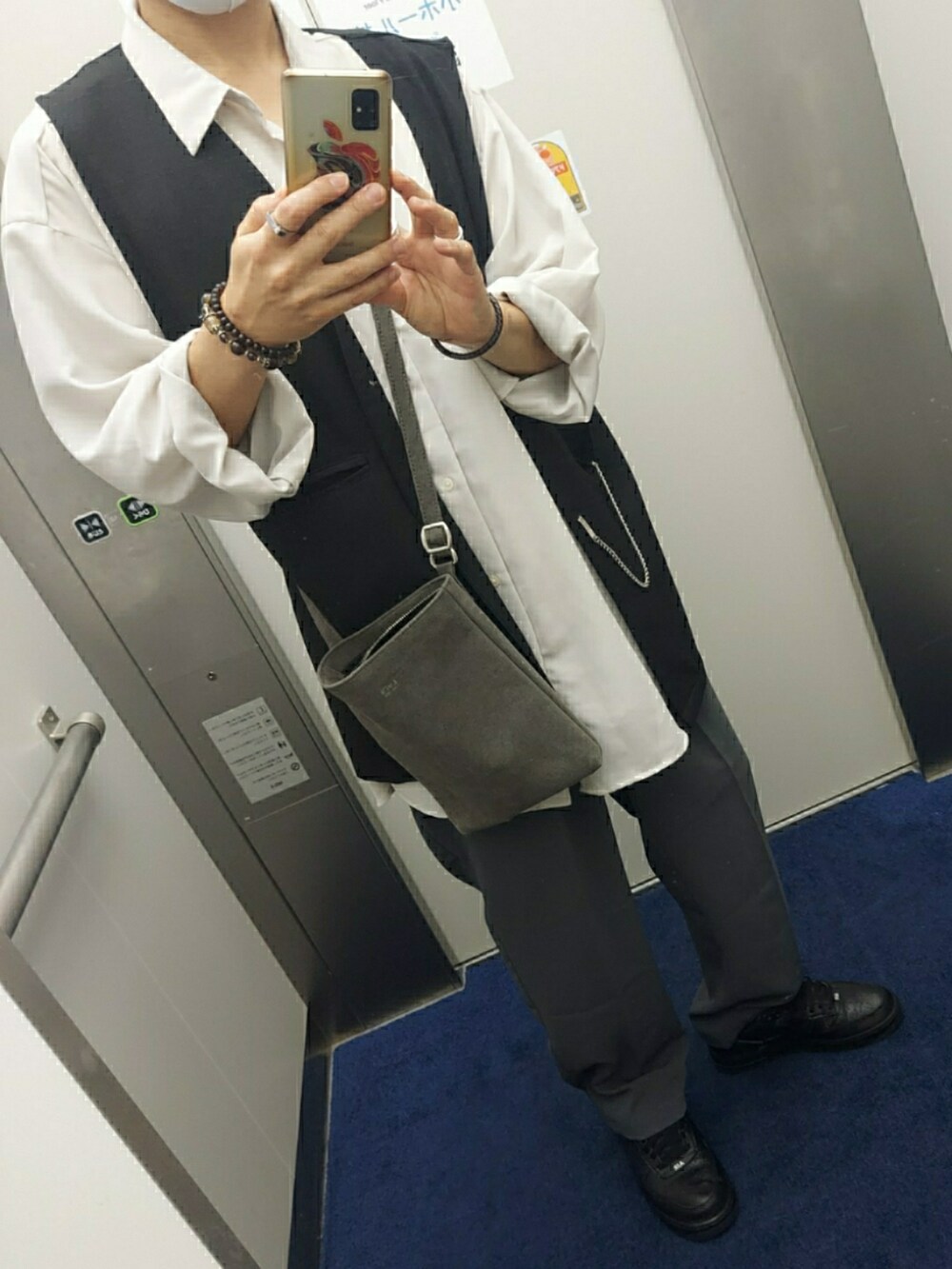 ブルー系のパンツ、ブラック系のスニーカー、ブラック系のショルダーバッグを着用したメンズの夏コーディネートの5枚目の写真