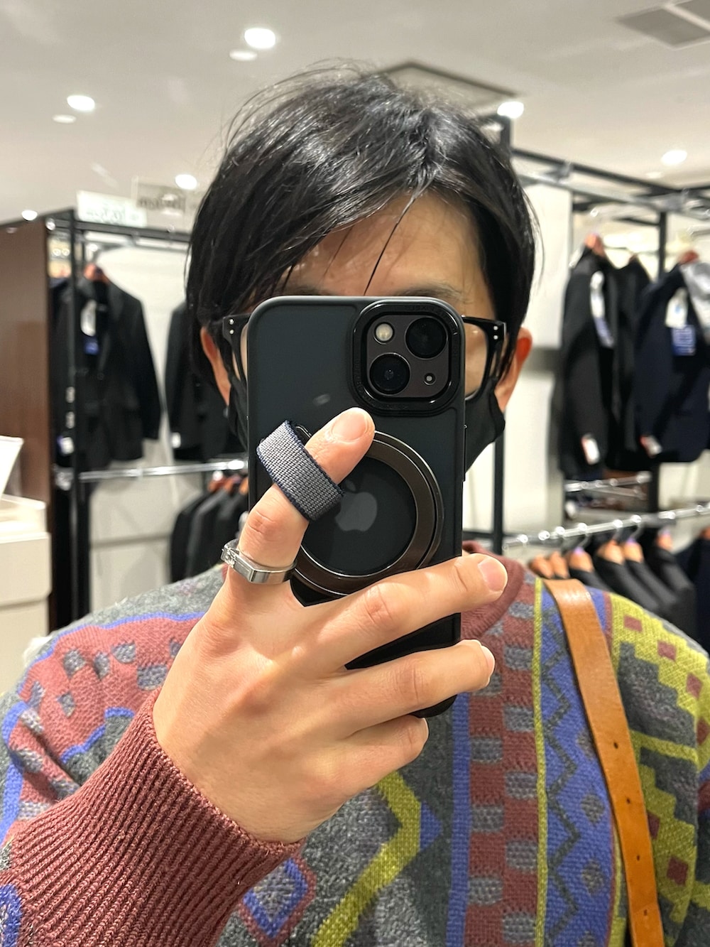その他のニット/セーター、ブラウン系のパンツ、ホワイト系のスニーカーを着用したメンズの冬コーディネートの4枚目の写真