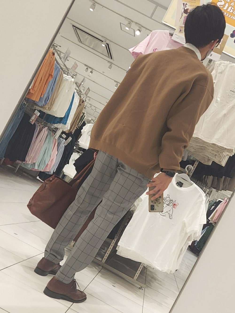 グレー系のスラックス、ブラウン系のドレスシューズ、ブルー系のネクタイを着用したメンズの春コーディネートの2枚目の写真