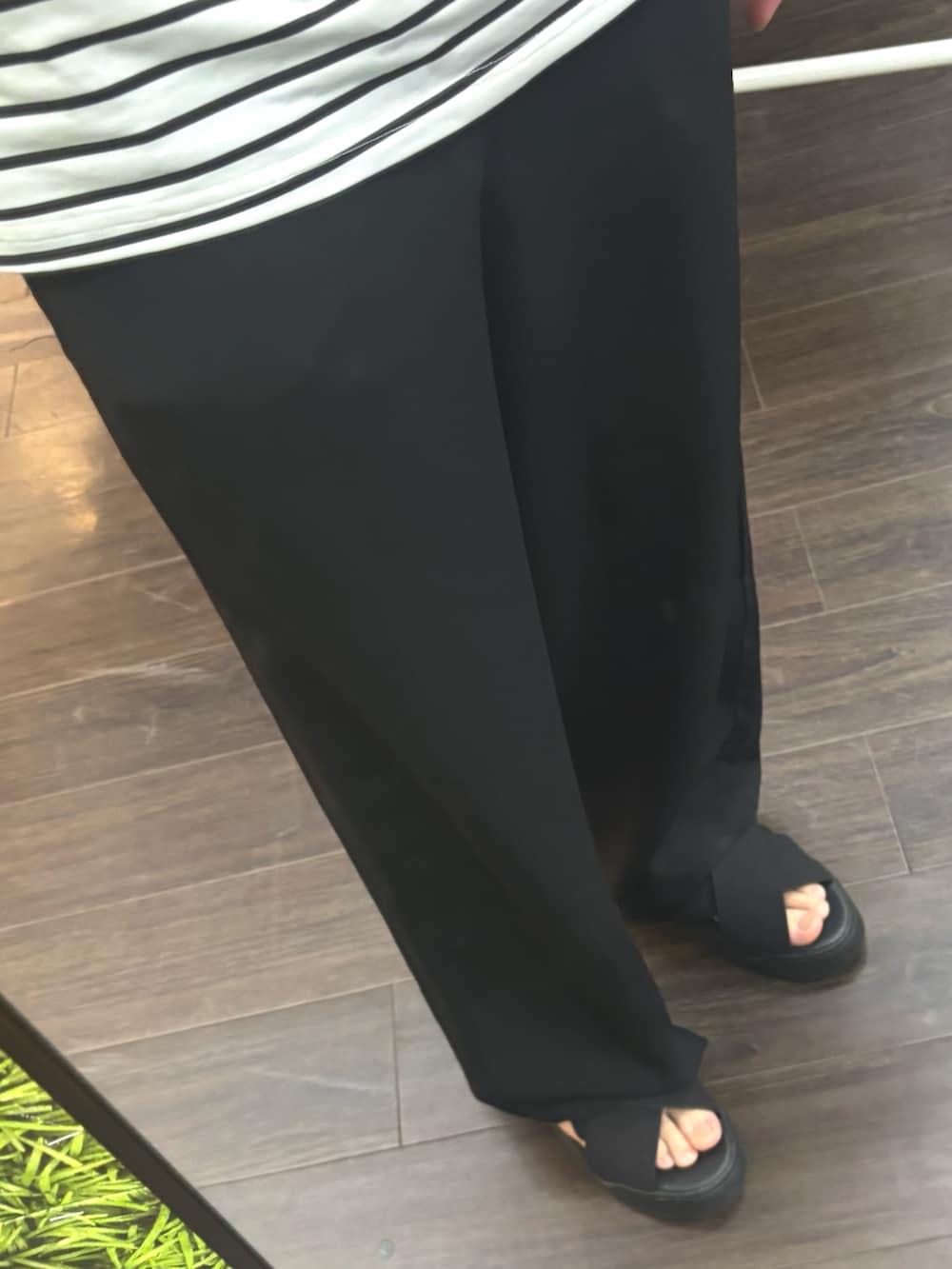 ホワイト系のTシャツ/カットソー、ブラック系のパンツ、ブラック系のボディバッグ/ウエストポーチを着用したメンズの夏コーディネートの3枚目の写真