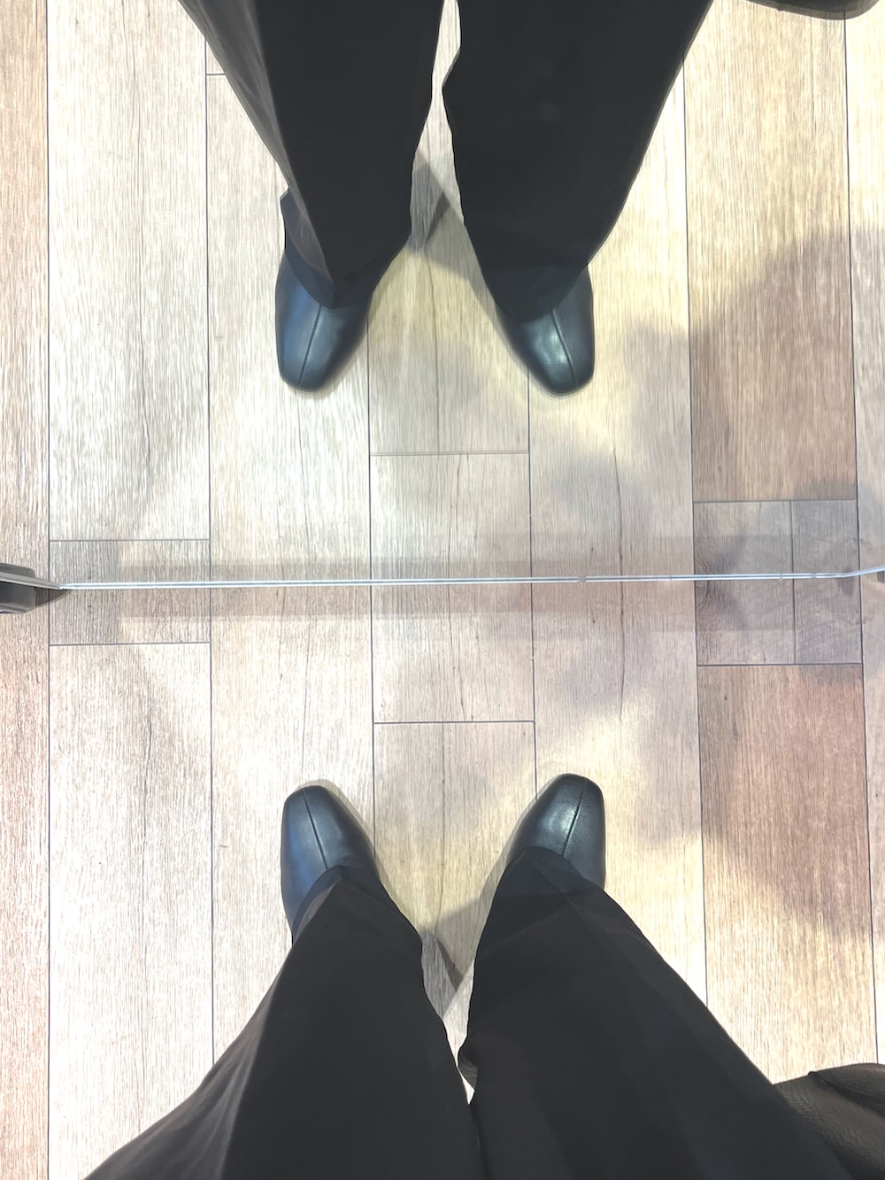 ブラック系のスラックス、ホワイト系のシャツ/ブラウス、ブラック系のショルダーバッグを着用したメンズの夏コーディネートの4枚目の写真