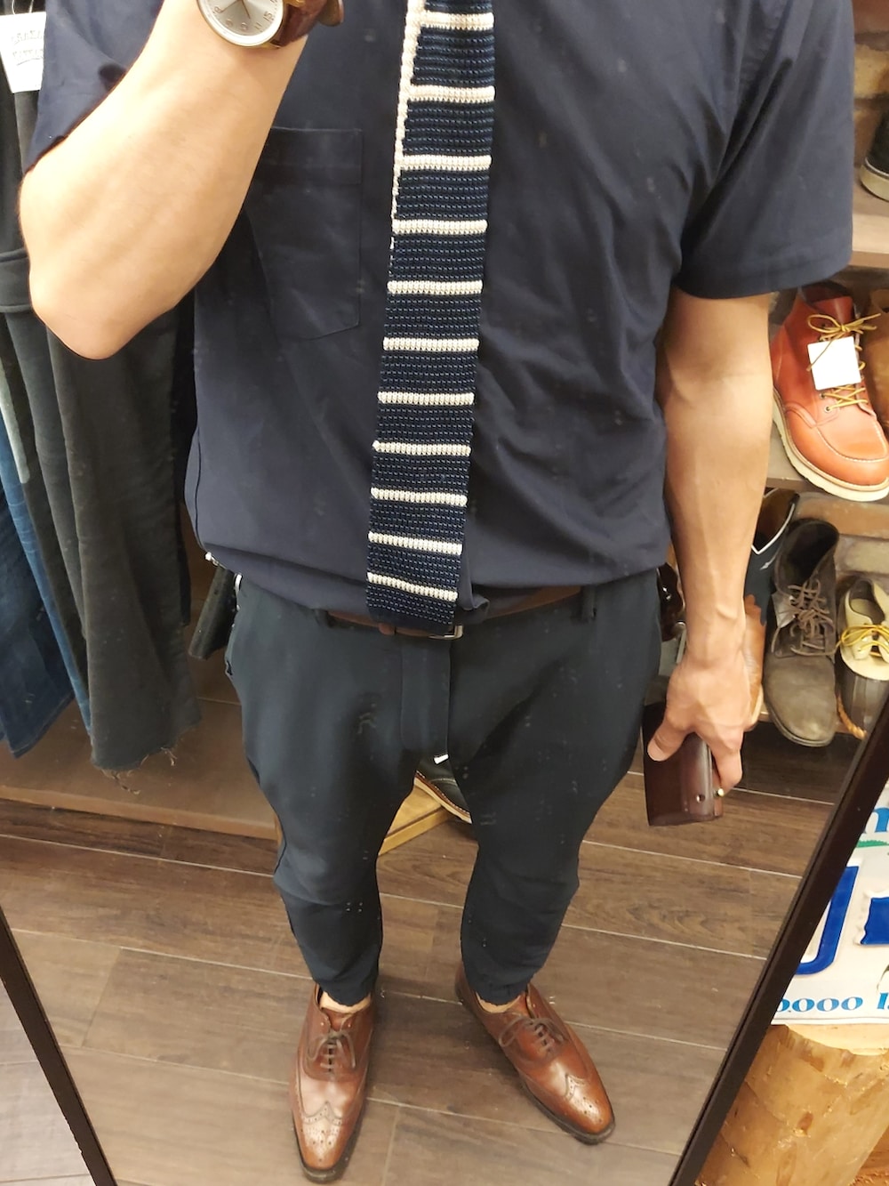 ブルー系のパンツ、ブラウン系のドレスシューズ、ブルー系のネクタイを着用したメンズの夏コーディネートの3枚目の写真