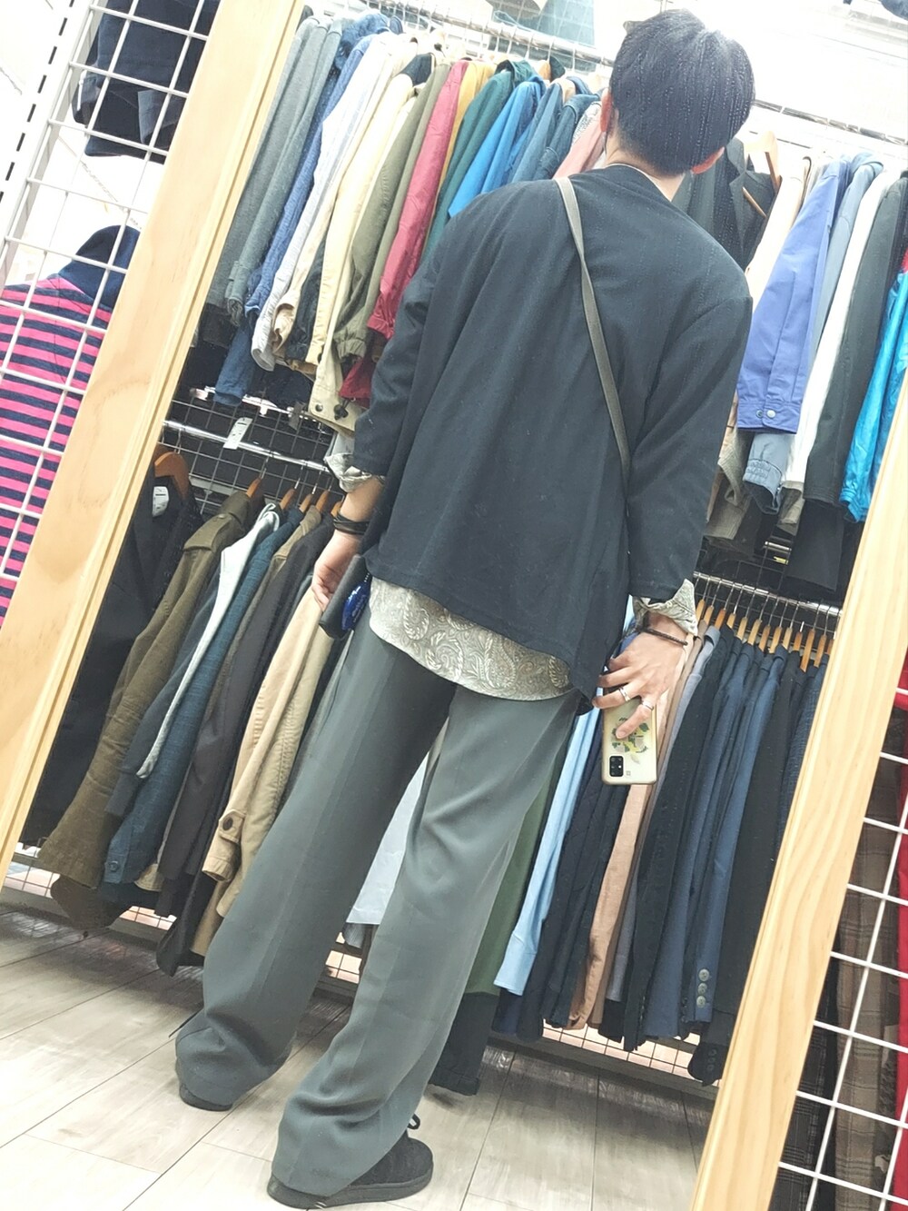 ブルー系のパンツ、ブラック系のスニーカー、グレー系のショルダーバッグを着用したメンズの春コーディネートの2枚目の写真