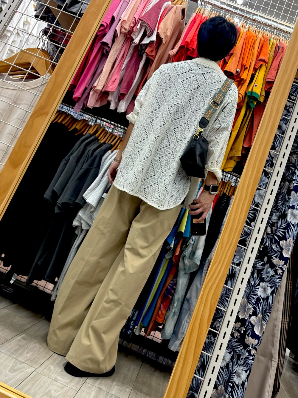 ベージュ系のチノパンツ、ブラック系のサンダル、ブラック系のTシャツ/カットソーを着用したメンズの夏コーディネートの2枚目の写真