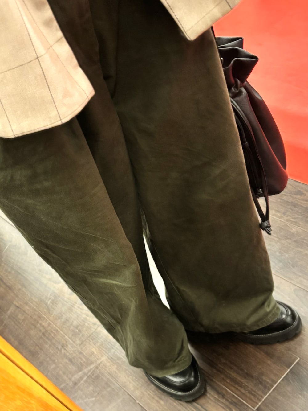 ブラック系のドレスシューズ、ブラック系のシャツ/ブラウス、ブラウン系のジャケット/アウターを着用したメンズの冬コーディネートの3枚目の写真