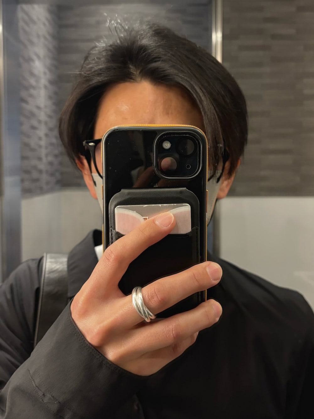 ブラック系のドレスシューズ、ブラック系のシャツ/ブラウス、ブラック系のデニムパンツを着用したメンズの春コーディネートの4枚目の写真