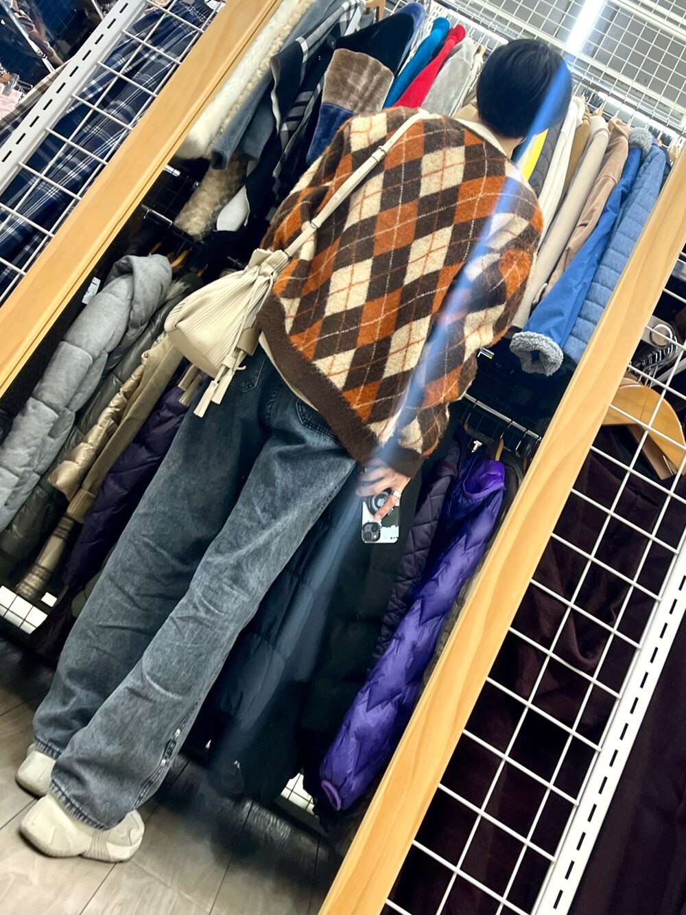 「最近のいい感じコーデ、冬アウター、アーガイル柄、カーディガン、冬のコーデ、オトナカジュアル、休日スタイル、お出かけコーデ、ファッションを楽しもう、メガネ男子、デニム、ショルダーバッグ、巾着バッグ、冬服、クリスマスに着たい服」｜「ARCADEのイージー ルーズストレート デニムパンツ ジーンズ ビンテージウォッシュ -ARCADE Limited Line-（デニムパンツ、ブラック系）」を使った、xi(相互)さん（メンズ・171cm）の冬コーディネートの2枚目の写真