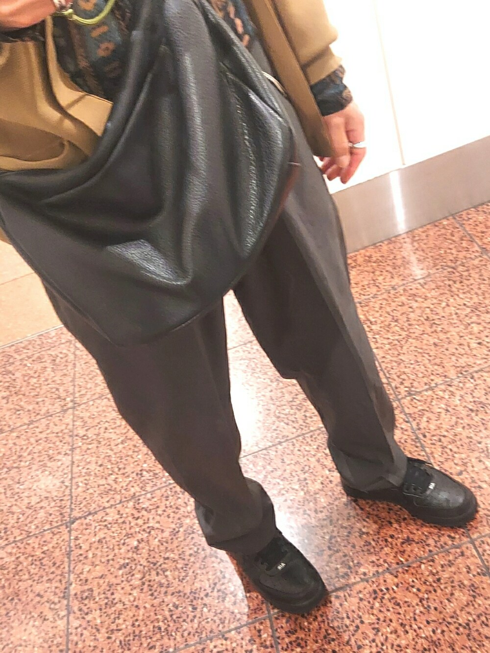 ブラウン系のパンツ、ブラック系のスニーカー、その他のシャツ/ブラウスを着用したメンズの春コーディネートの3枚目の写真