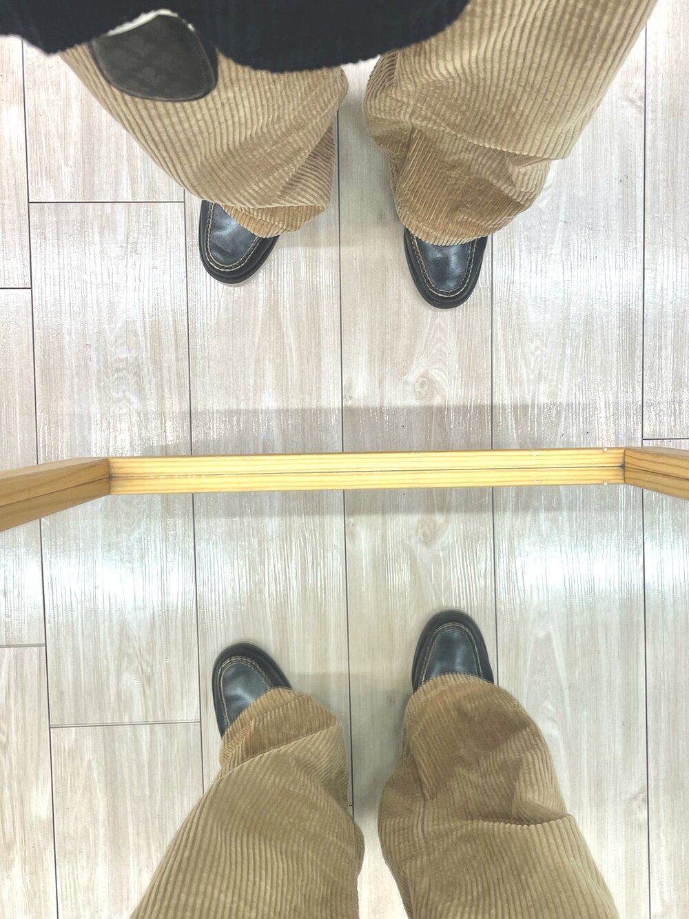 ブラック系のローファー、ブラウン系のパンツ、ブラウン系のニット/セーターを着用したメンズの冬コーディネートの5枚目の写真