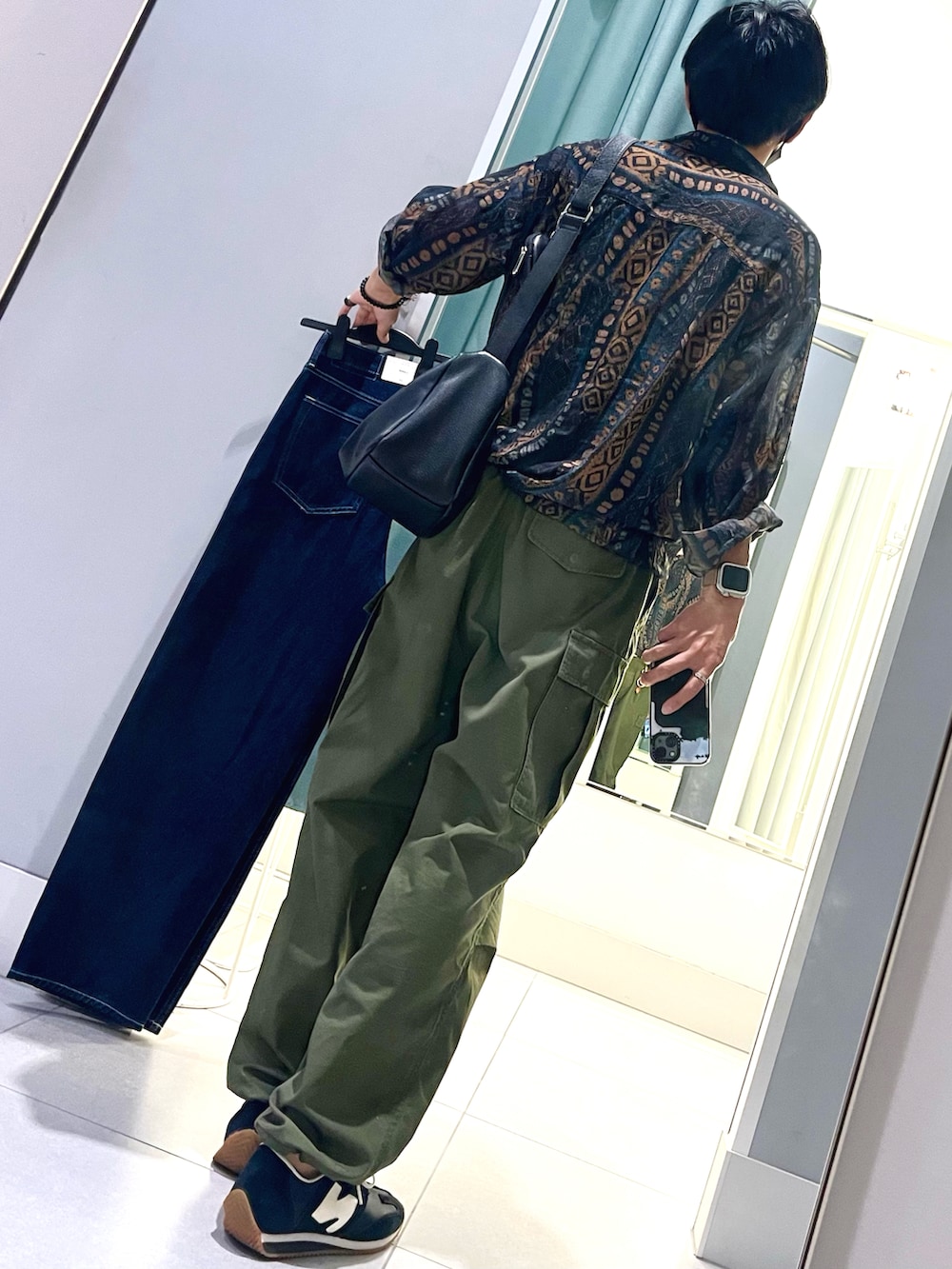 グリーン系のカーゴパンツ、ブラック系のスニーカー、その他のシャツ/ブラウスを着用したメンズの秋コーディネートの2枚目の写真