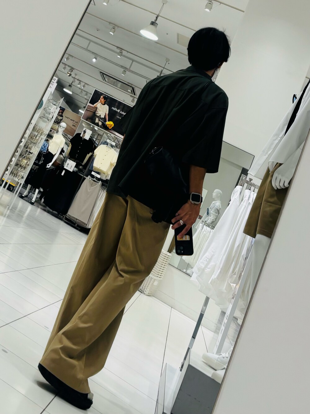 ブラック系のサンダル、ホワイト系のTシャツ/カットソー、グリーン系のシャツ/ブラウスを着用したメンズの夏コーディネートの2枚目の写真