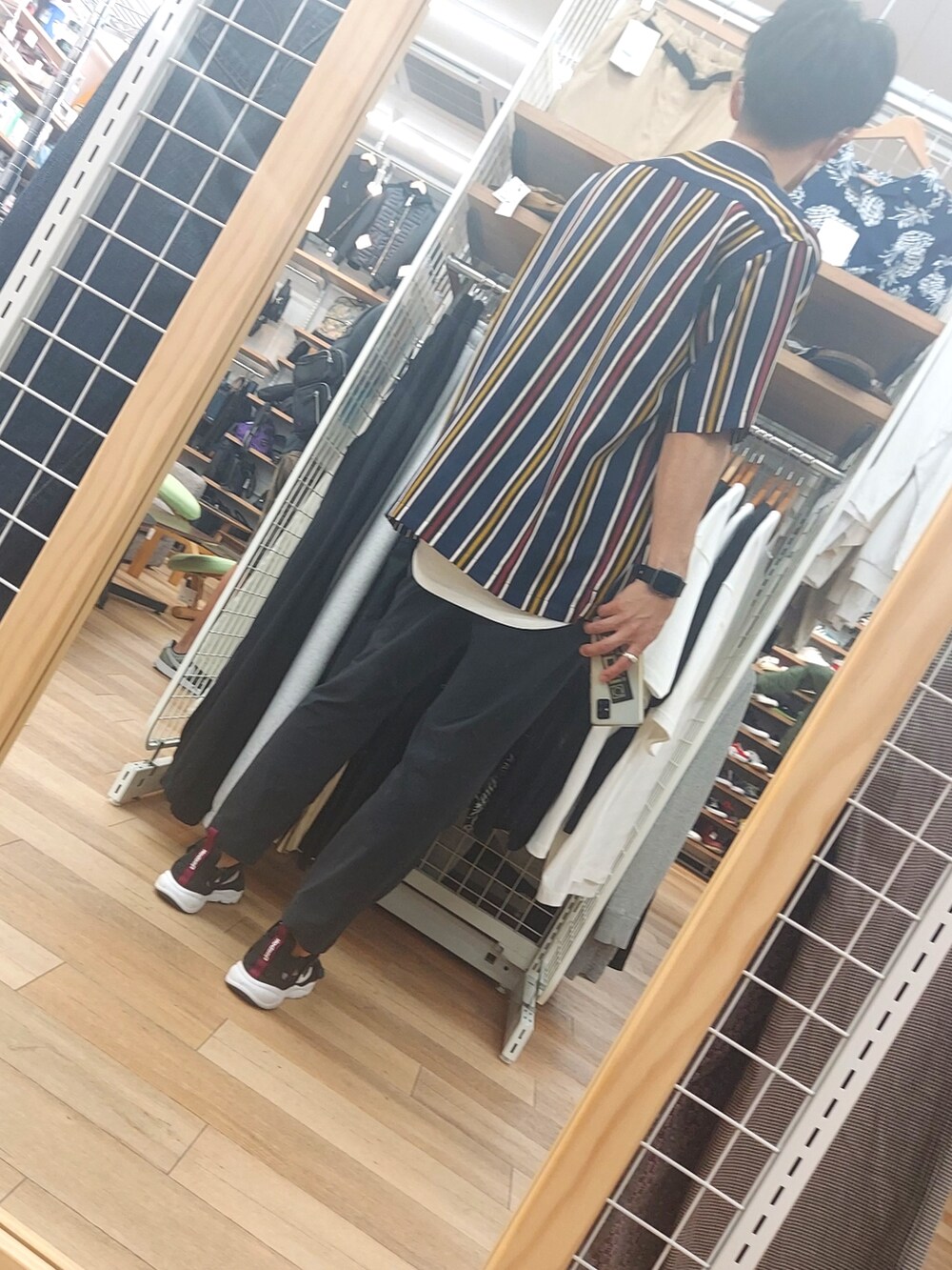 ブラック系のスラックス、ブラック系のサンダル、ブラック系のボディバッグ/ウエストポーチを着用したメンズの夏コーディネートの2枚目の写真