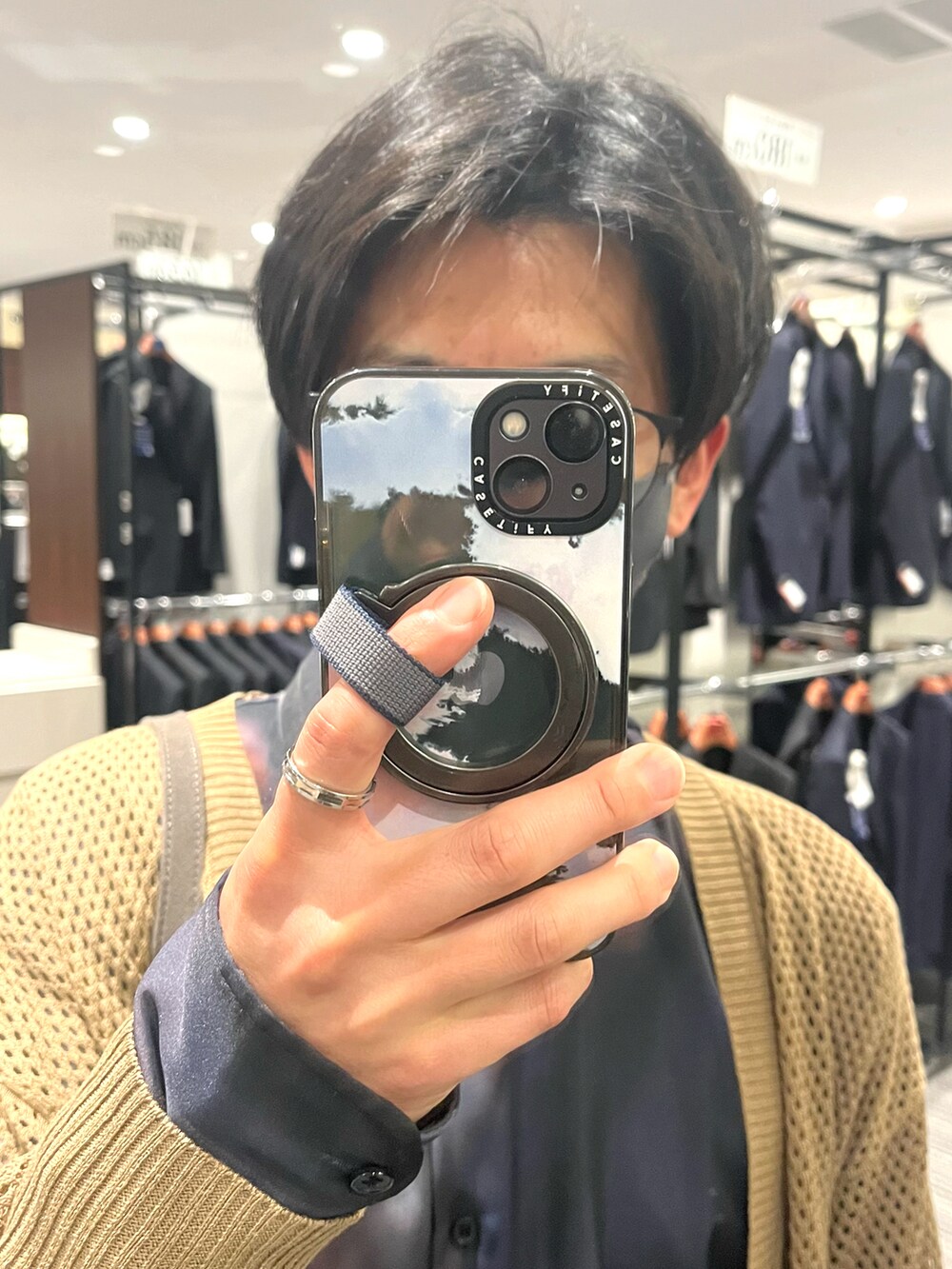 ブラック系のローファー、グレー系のスラックス、その他のシャツ/ブラウスを着用したメンズの春コーディネートの4枚目の写真