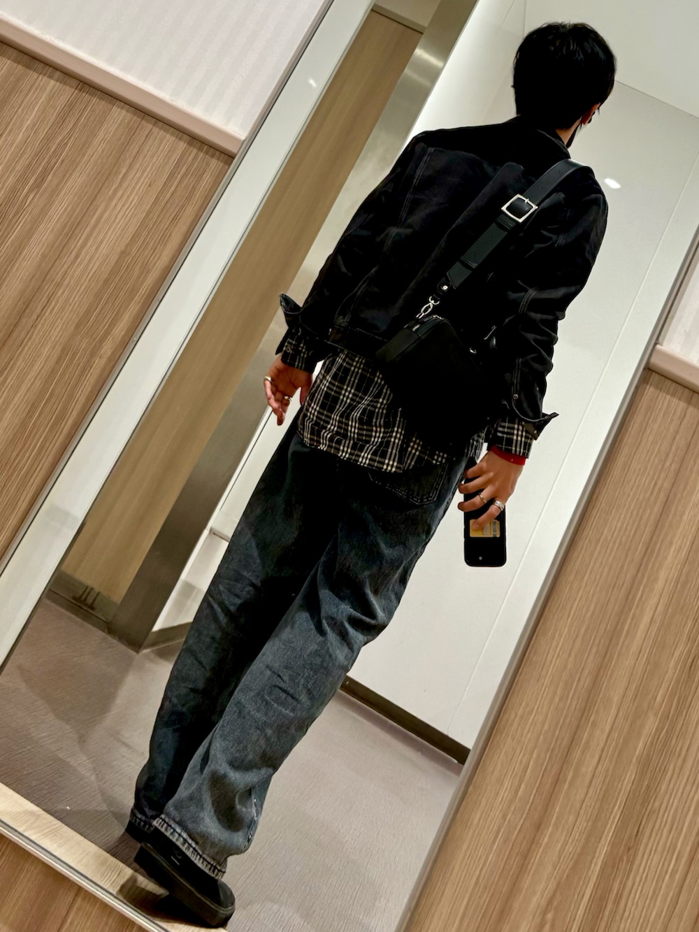 その他のシャツ/ブラウス、レッド系のニット/セーター、ブラック系のシャツ/ブラウスを着用したメンズの秋コーディネートの2枚目の写真