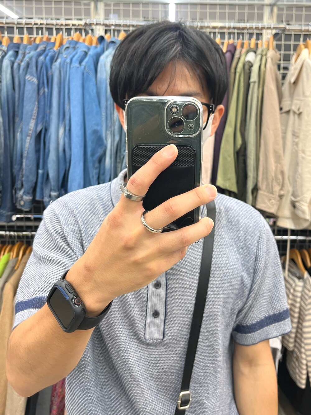 ブラック系のパンツ、ブラック系のスニーカー、ブルー系のポロシャツを着用したメンズの秋コーディネートの4枚目の写真