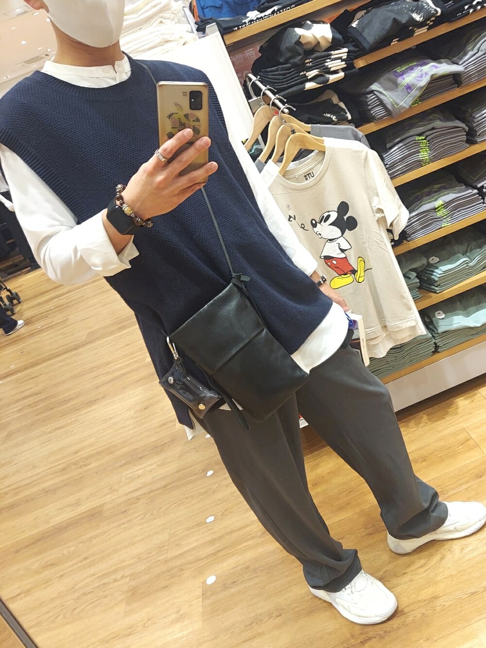 ブルー系のパンツ、ホワイト系のスニーカー、ブルー系のベストを着用したメンズの春コーディネートの2枚目の写真